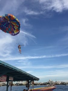 Pattaya_芭達雅家庭自由行導遊地陪_畢業旅行_格蘭島_拖曳傘_成人秀_推薦當地