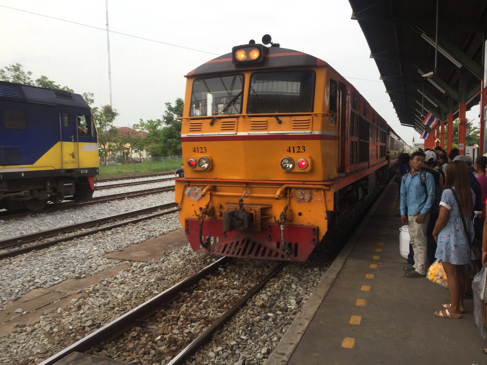 泰國搭火車體驗：不在月台而在鐵軌上等火車？