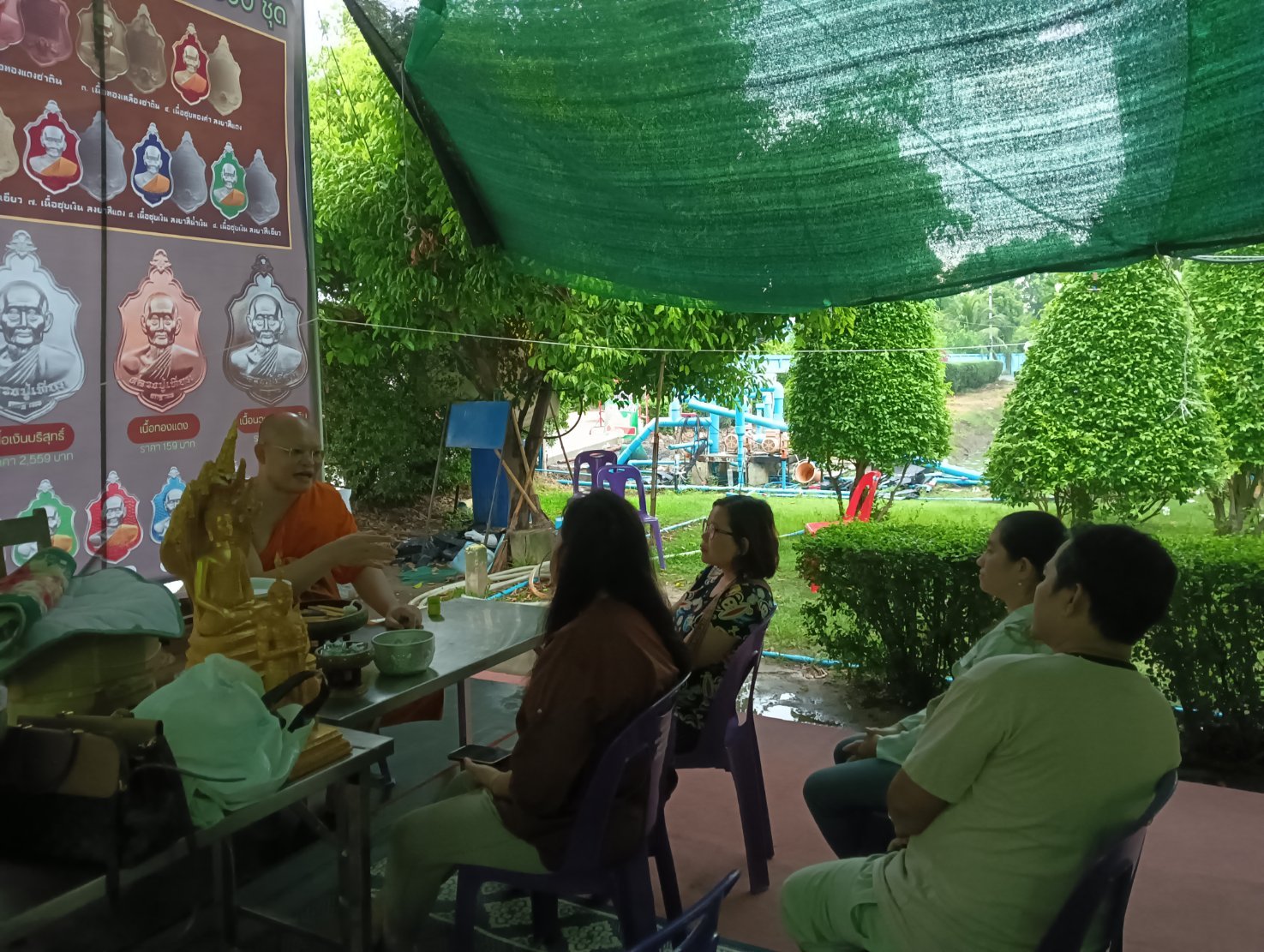 泰國外派泰式生活觀察:泰國同事週末在寺廟祭拜祈福,聽阿贊開式場景