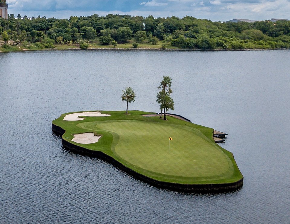 芭達雅 Amata Spring Golf Club是泰國頂級私人高爾夫球場,有世界級的18洞球場聞名,知名建築師Lee Schmidt與Schmidt-Curley Design團隊設計-泰亮提供代訂泰國高球場服務