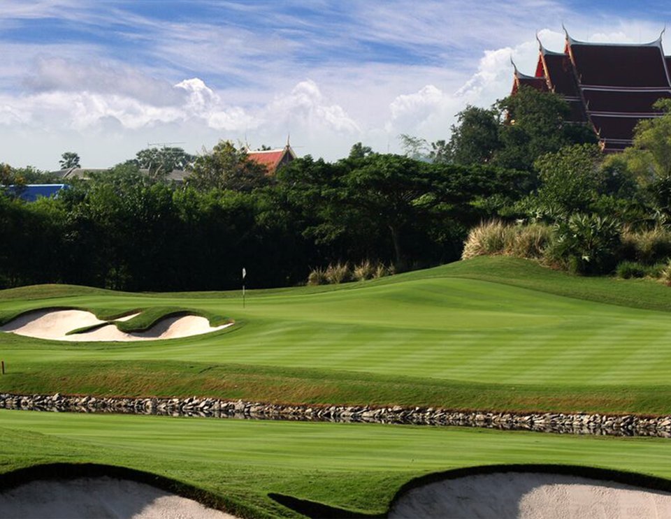 芭達雅 Amata Spring Golf Club是泰國頂級私人高爾夫球場,是世界級國際賽事舉辦場地,包含本田LPGA泰國賽、皇家盃(2006-2010年)及泰國高爾夫錦標賽,-泰亮提供代訂泰國高球場服務