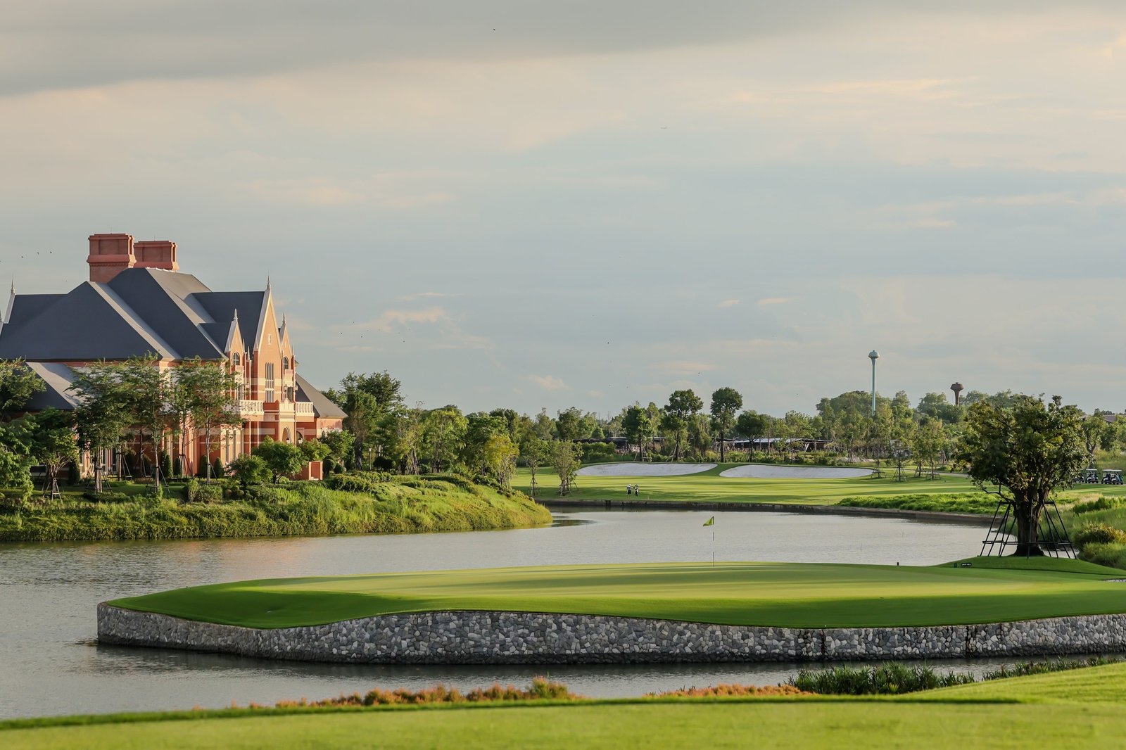 羅賓斯伍德高爾夫俱樂部(Robinswood Golf Club)是東南亞最頂級的高爾夫球場,位於曼谷郊區-泰亮提供代訂泰國高球場服務