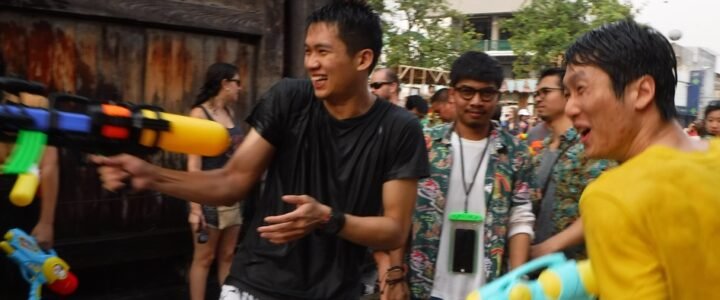 Ritual Pra-Songkran + Panduan Acara Nasional | Tahun Baru Thailand Lebih Dari Sekadar Perang Air! Catatan Lengkap Upacara Tradisional "Songkran" Warisan Dunia Rasanya tidak pernah membosankan; memercikkan air setiap tahun untuk memberkati tahun yang akan datang.Ini adalah momen saat saya membawa keluarga ke Chiang Mai untuk merasakan Songkran bersama.