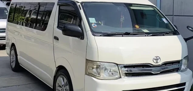 Lập kế hoạch thông minh cho chuyến đi trong ngày ở Bangkok: Xe riêng có đáng không? Chợ đường sắt Maeklong, Chợ nổi, Cung điện lớn và Hoàng hôn Wat Arun Xe van màu trắng từ đội xe được cấp phép cho dịch vụ xe riêng có tài xế nói tiếng Anh ở Bangkok