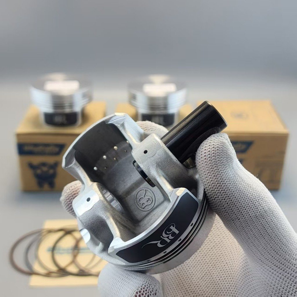 BluRally 66mm 鍛造活塞、NPR 活塞環與 DLC 活塞銷零件特寫