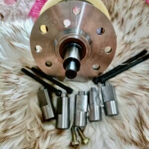 泰國機車手電鑽曲軸箱蓋鑽孔治具安裝於引擎，手電鑽正在定位鑽孔，適用 W125、W110i、PCX150