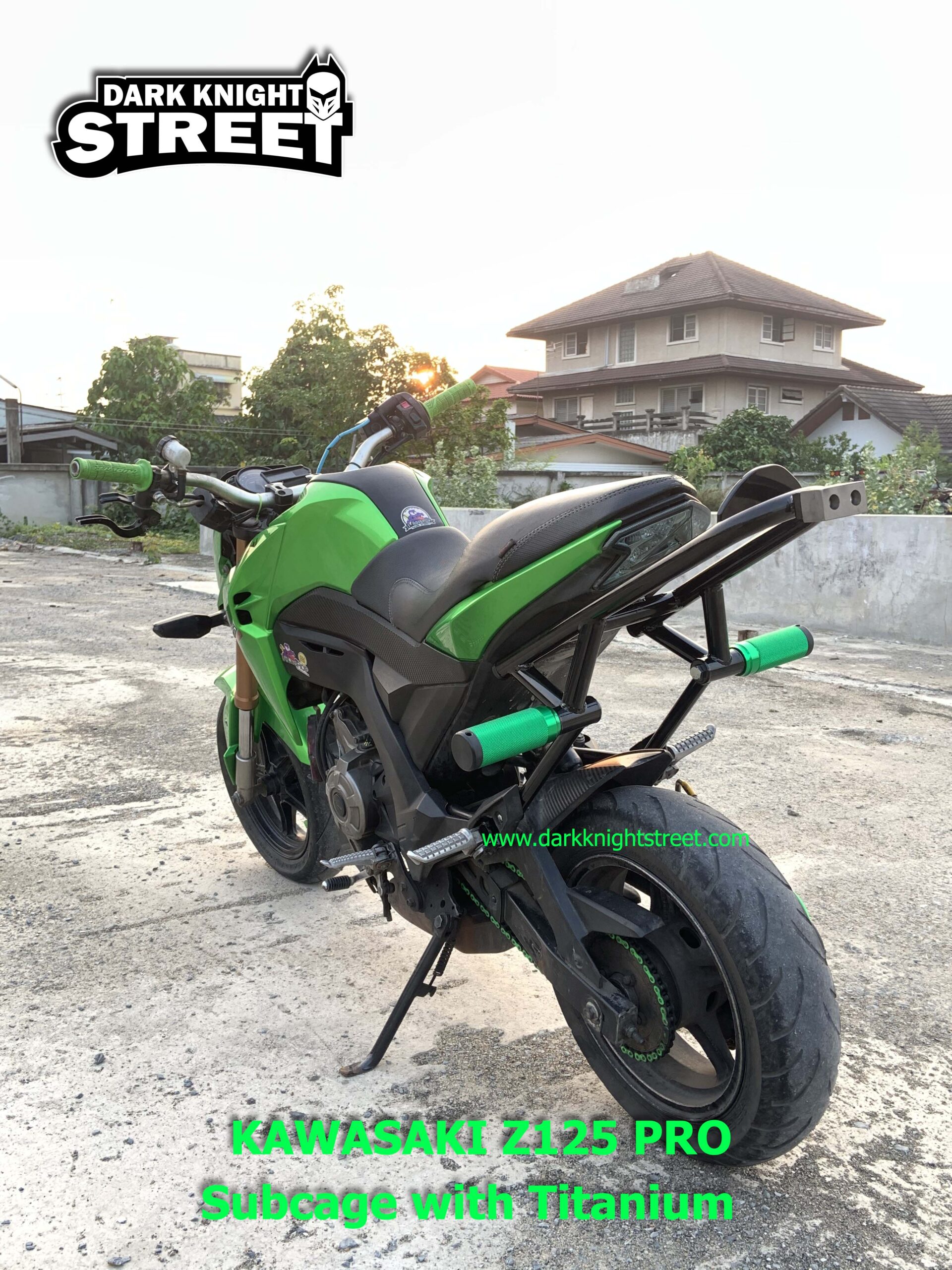 Kawasaki Z125 副車架安裝於車輛後搖臂與排氣管位置