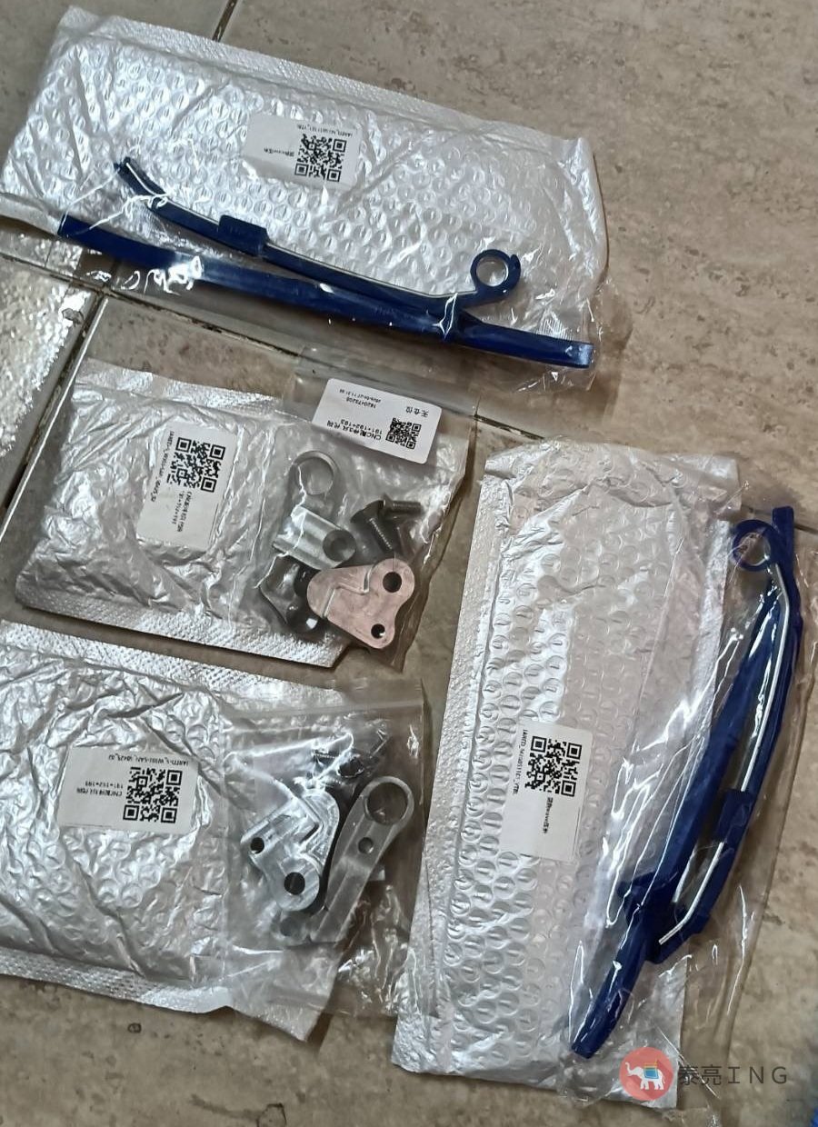 泰亮收到的 w125內鏈排骨實體零件,含藍色導引排骨、金屬支架與螺絲袋裝,右下角有泰亮ing logo