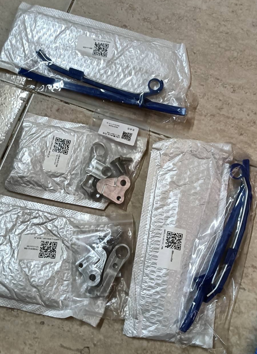 泰亮收到的 w125內鏈排骨實體零件,含藍色導引排骨、金屬支架與螺絲袋裝