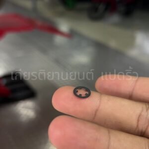 Yamaha 原廠彈簧螺帽 90183-05801 官方圖，單顆黑色彈簧扣夾放在手指上