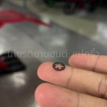 Yamaha 原廠彈簧螺帽 90183-05801 官方圖，單顆黑色彈簧扣夾放在手指上
